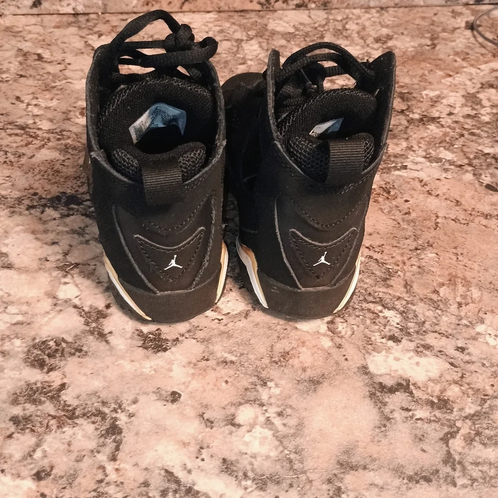 Jordan Kids Sneakers in Black and Gold Size 2 Kids - Picture 6 of 8